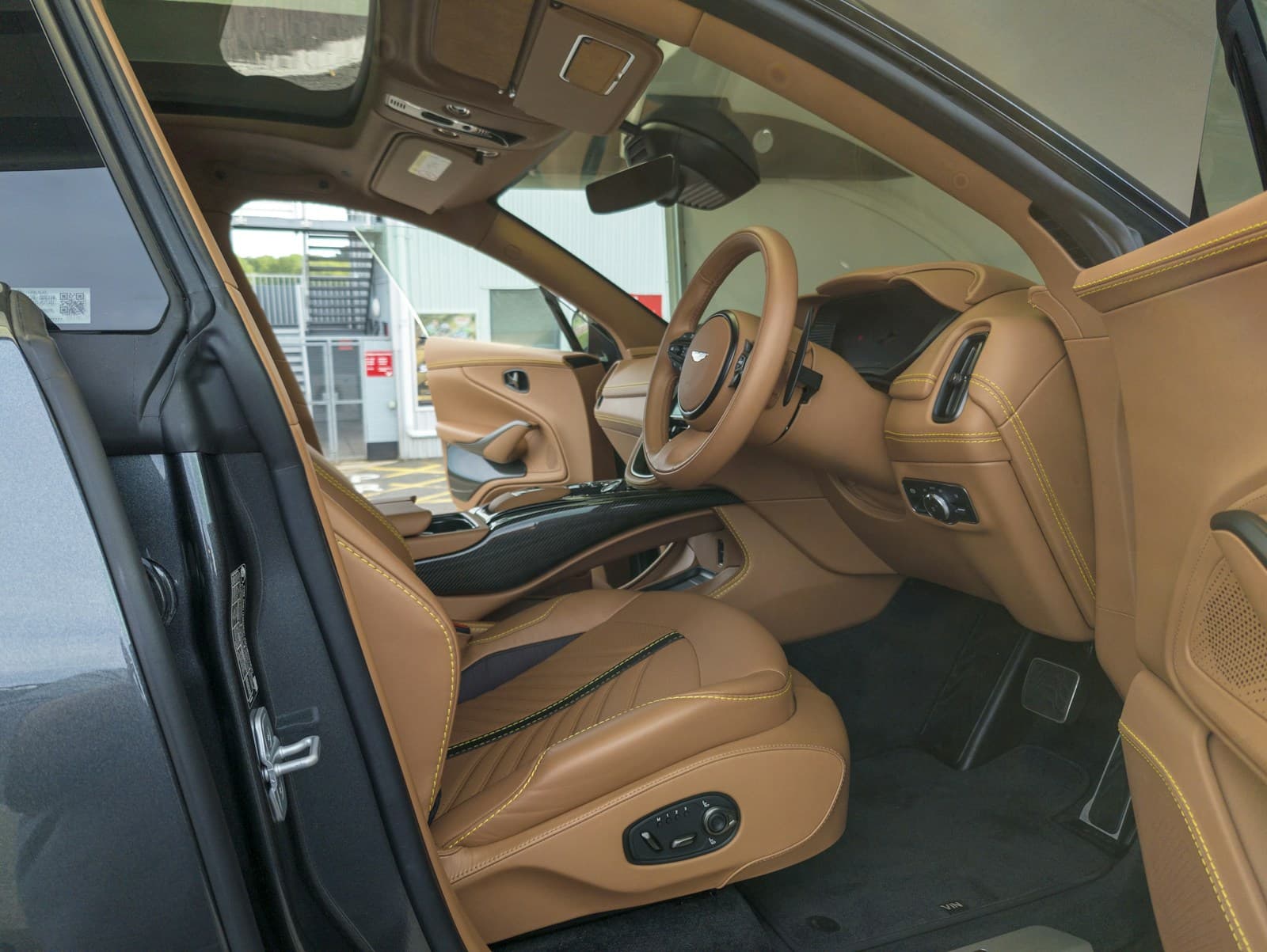 Aston Martin DBX — 5