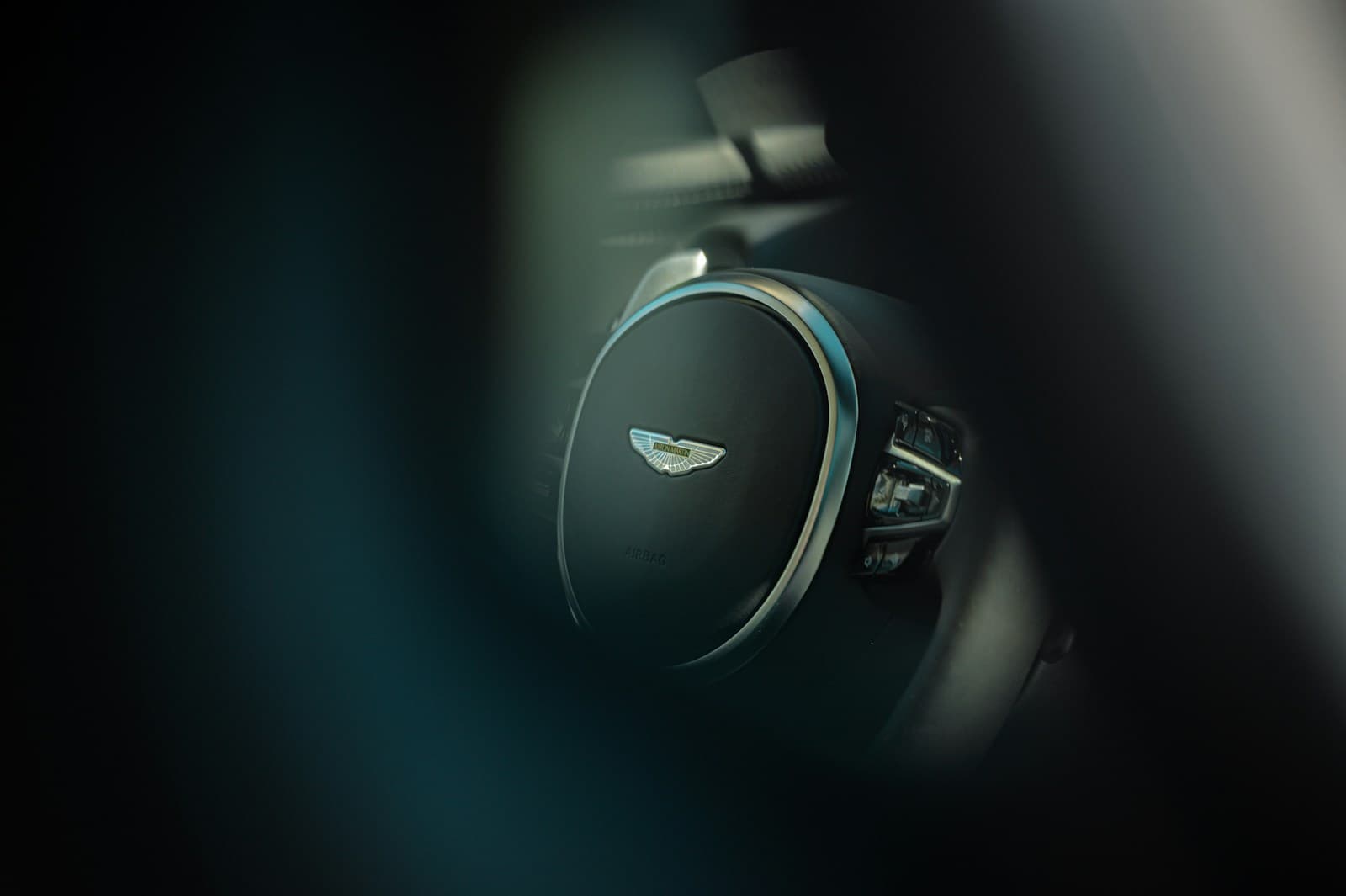 Aston Martin DBX — 3