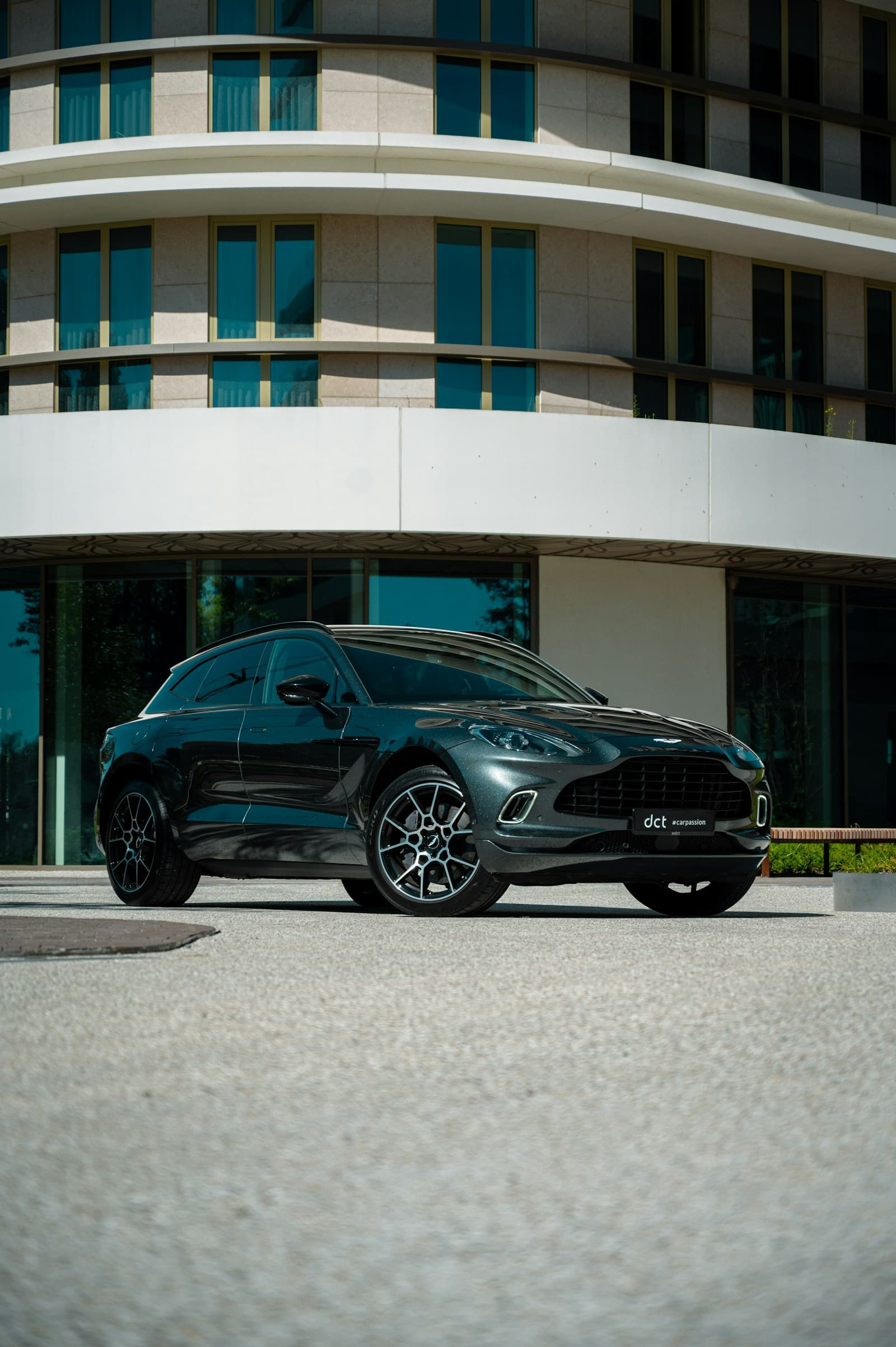 Aston Martin DBX — 4