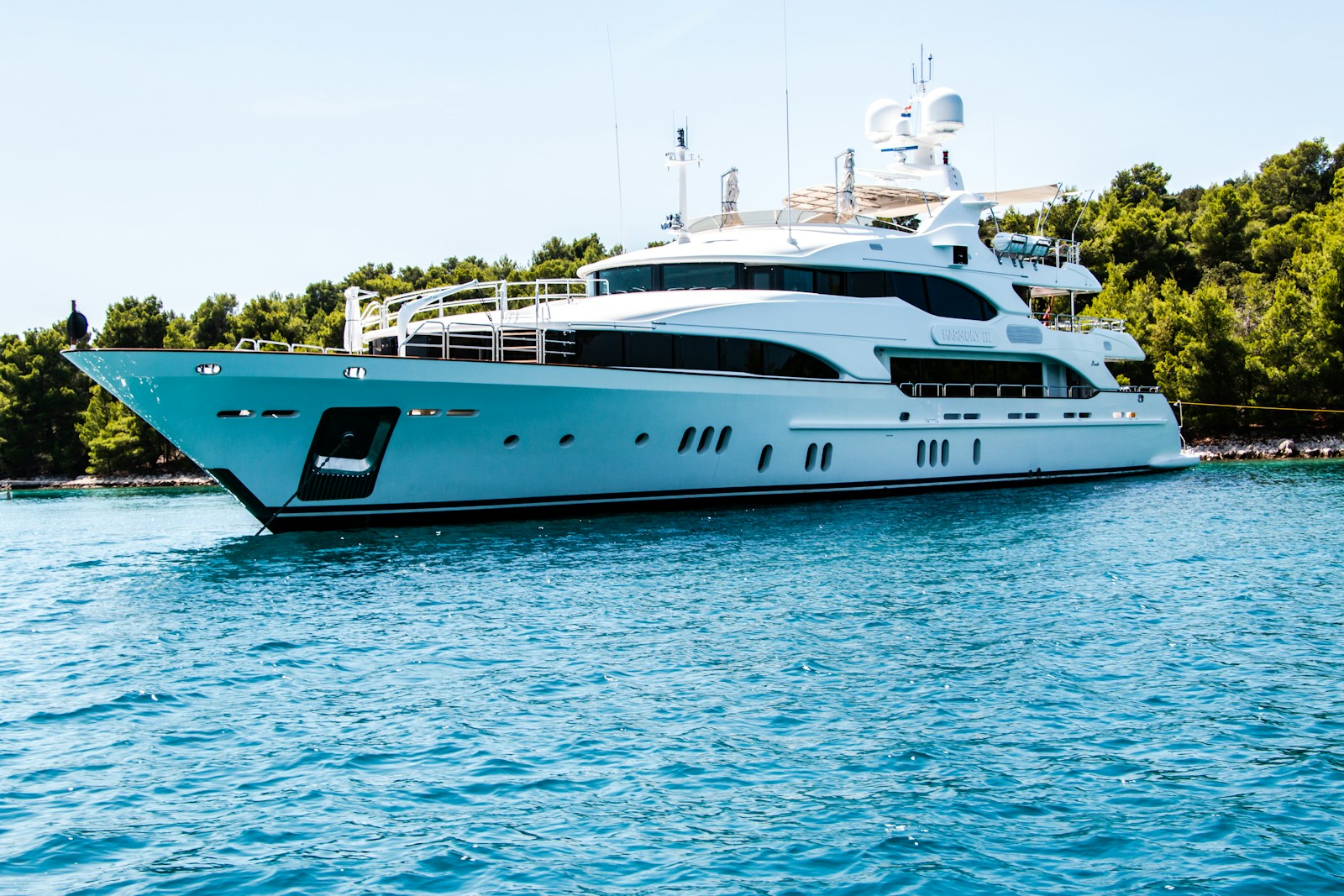 Luxury yacht on Mediterranean waters — FFGR Paris