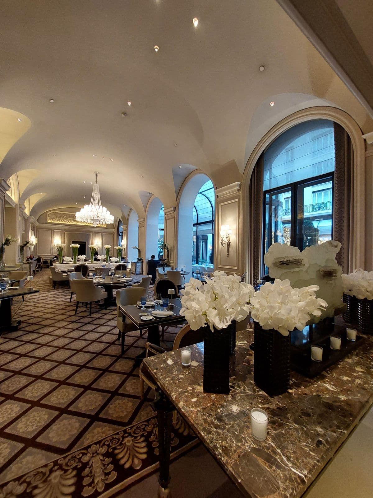 Luxury hotel pool FFGR Paris concierge