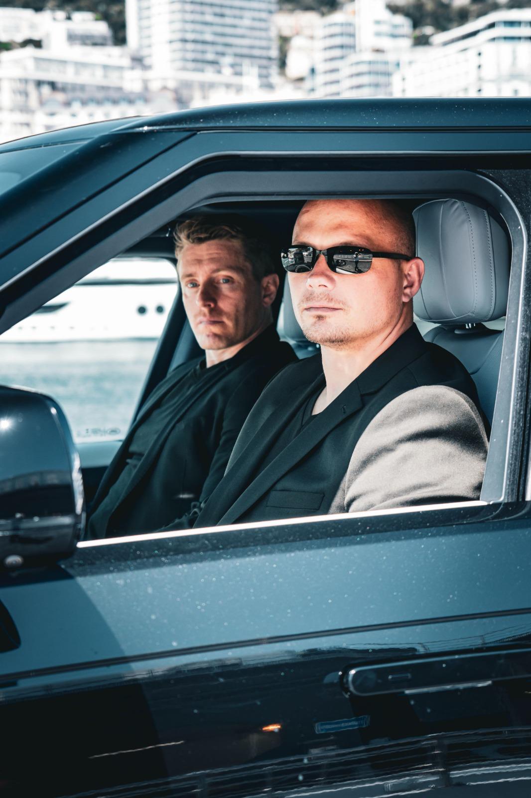 Monaco · BMW e autisti davanti a uno yacht